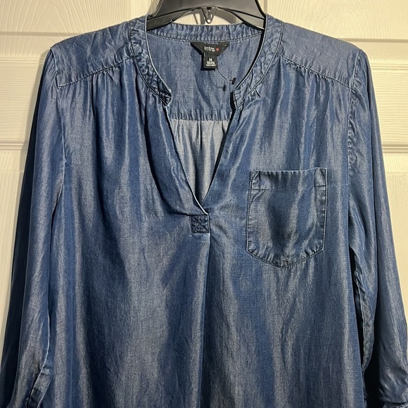 Intro. Women’s denim/Chambrey blouse with a V-neck & front pocket. Size Medium - Picture 1 of 2